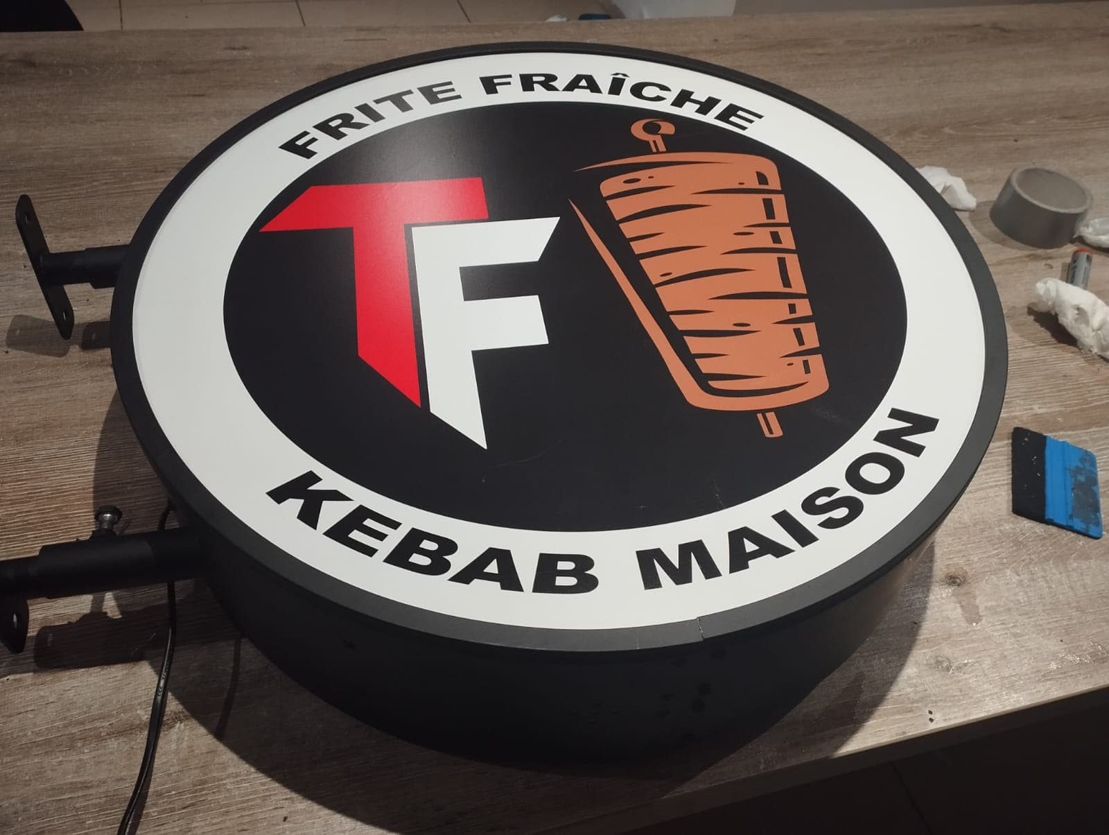 Photo de la réalisation : Enseigne Lumineuse 'Frite Fraîche Kebab Maison' pour Frite Fraîche Kebab Maison