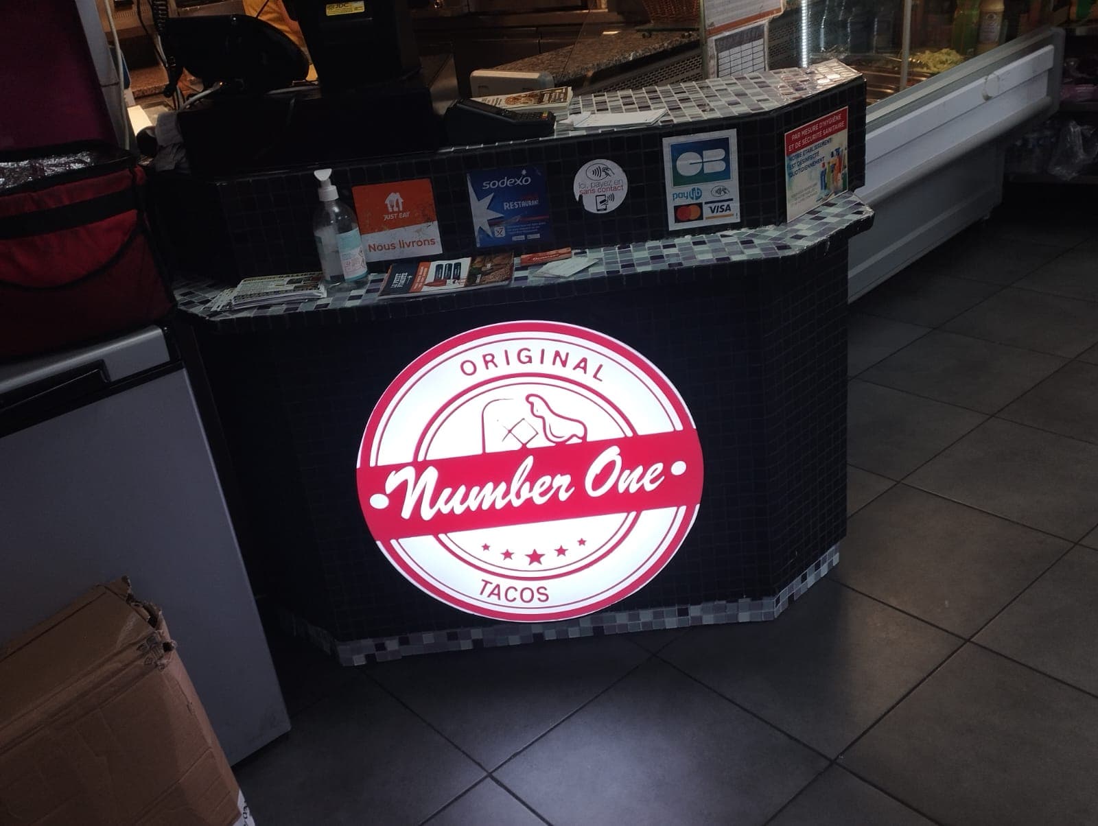 Photo de la réalisation : Enseigne de Comptoir 'Number One Tacos' pour Number One Tacos