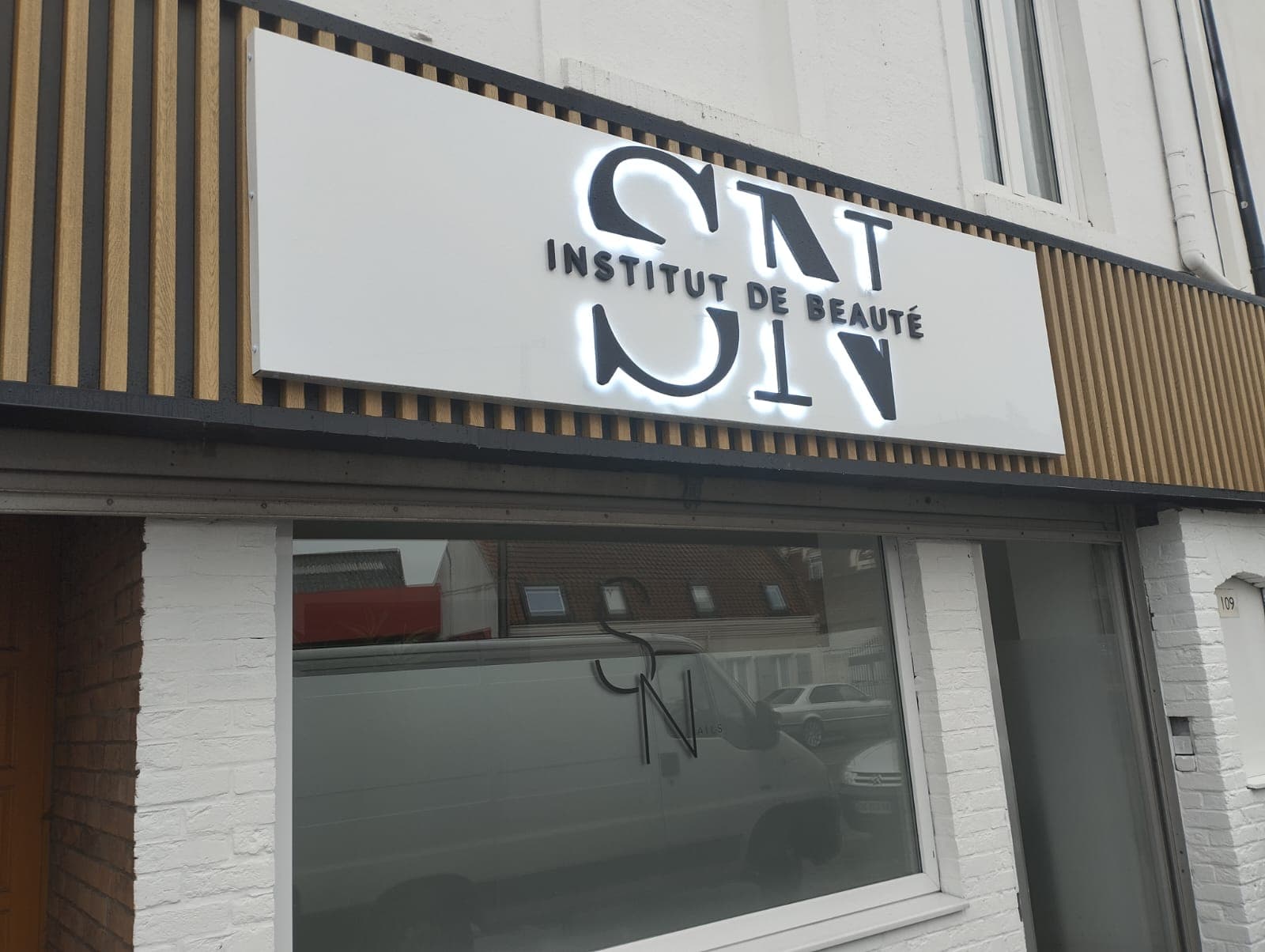 Photo de la réalisation : Enseigne 'SN Institut de Beauté' pour SN Institut de Beauté