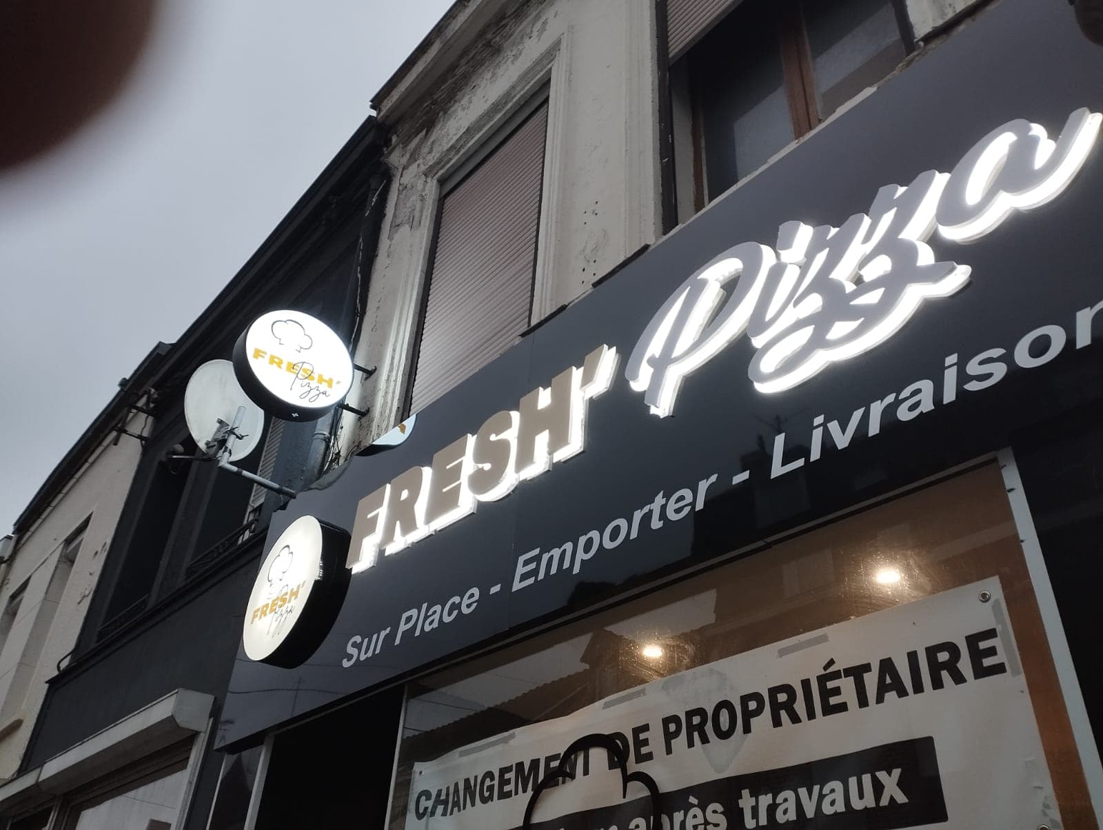 Photo de la réalisation : Enseigne Lumineuse 'Fresh Pizza' pour Fresh Pizza