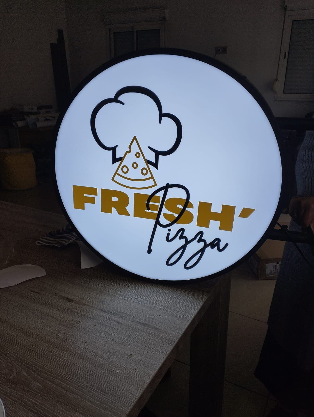 Galerie de la réalisation : Enseigne Lumineuse 'Fresh Pizza' - Image 2
