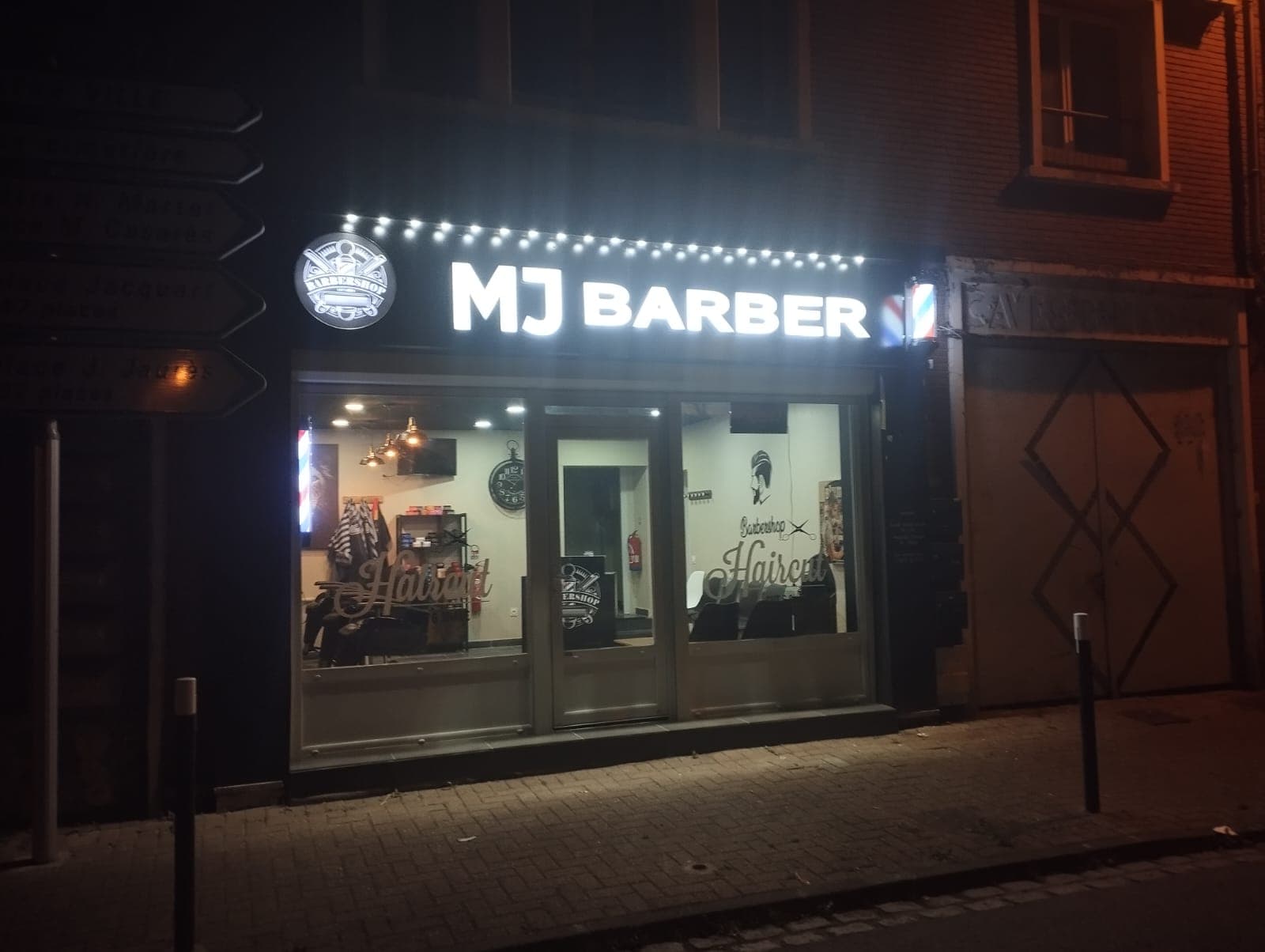 Photo de la réalisation : Enseigne Lumineuse 'MJ Barber' pour MJ Barber