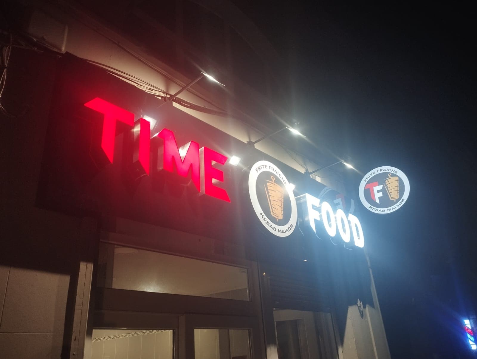 Photo de la réalisation : Enseigne Lumineuse 'TIME FOOD' pour TIME FOOD